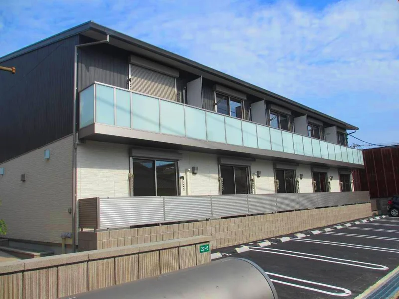 広めのバルコニー有　周辺にはスーパーや飲食店などあり便利！　駐車場もあり　車移動される方にも適した物件です。