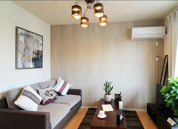 アクセントクロスがおしゃれな　家具家電がそろったマンスリーマンション！　ビジネスホテルより割安で経費削減も可能です。※植木と額とクッションなどは写真用です。