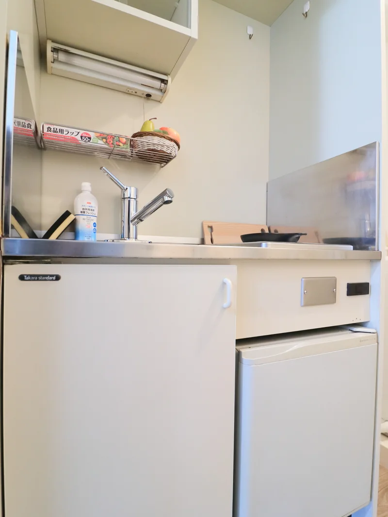 キッチンは調理器具や食器類などそろっているので自炊をするのにも便利です！