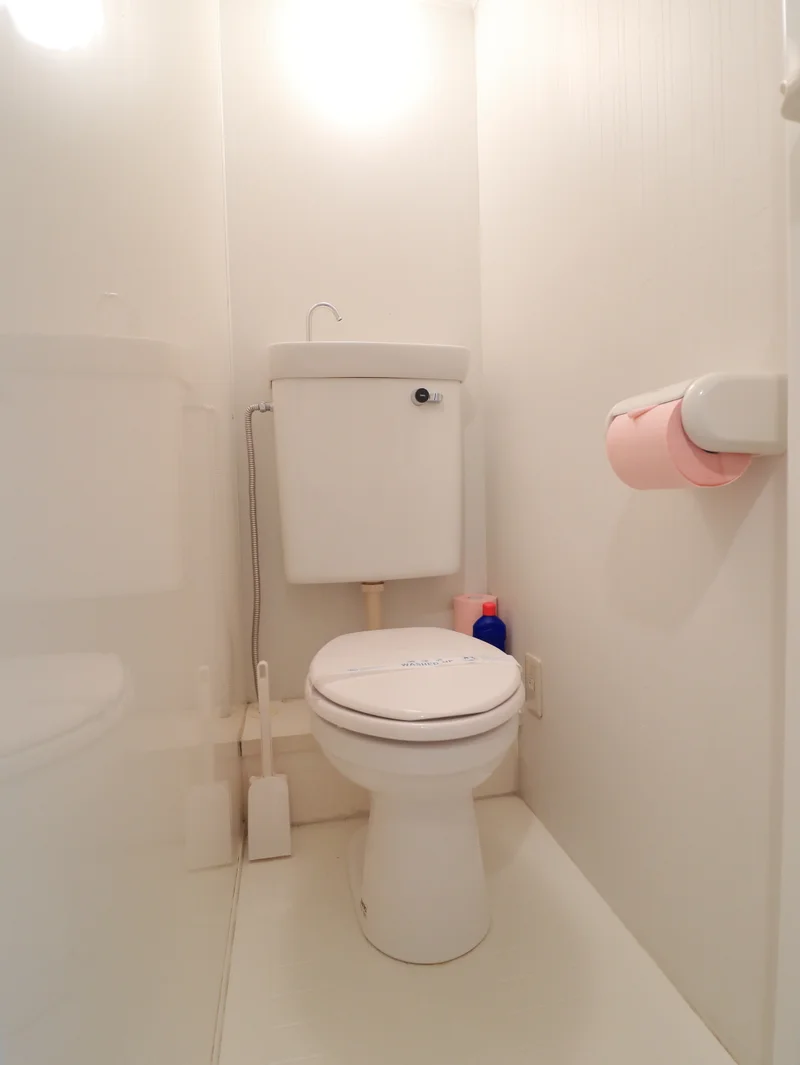トイレ別が嬉しい物件！　トイレットペーパーはもちろんトイレブラシや洗剤などもございます。