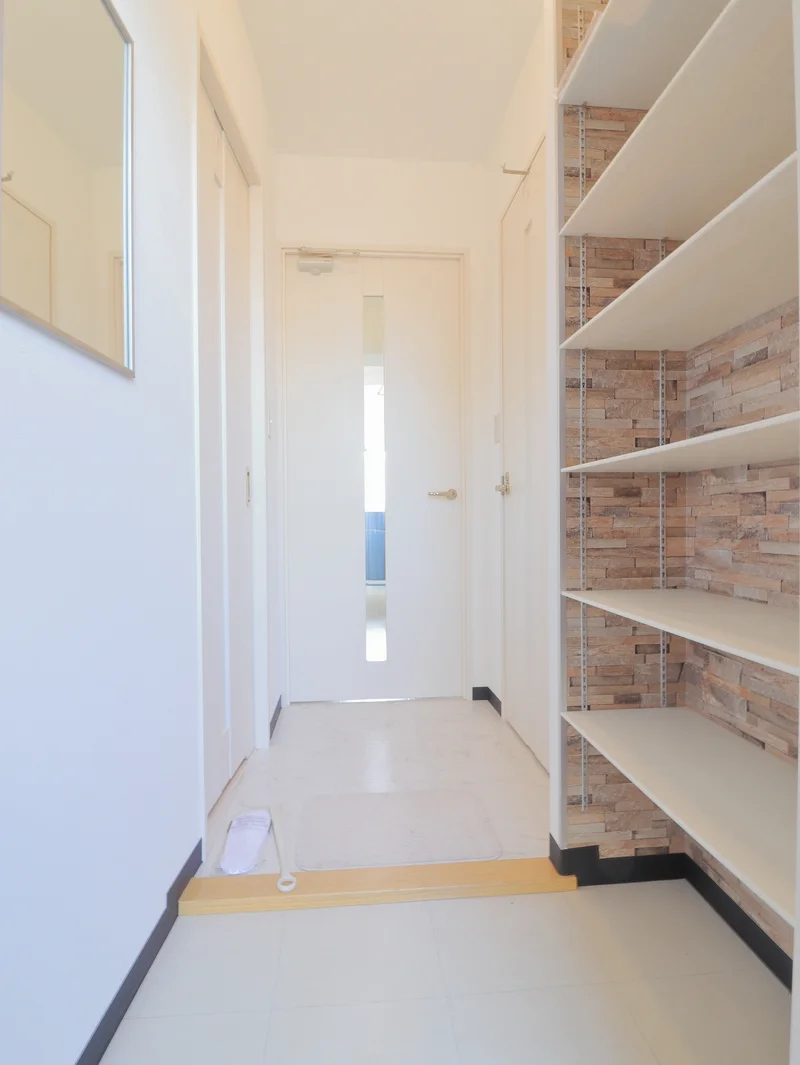 玄関　シューズボックス有です　女性やリフォーム時の滞在など　靴を収納いただけるので便利です。