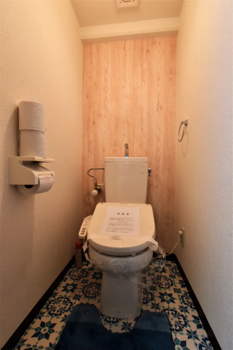 温水暖房便座付き　愛好家に嬉しい設備！　洗剤やトイレブラシ等標準品で清潔に保っていただけます。
