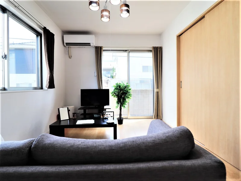 2面の窓があるので、室内が明るいです！　ローテーブルもあり、勉強やお仕事でも活用いただけます。