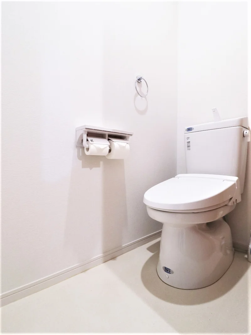 シャワートイレ機能付きトイレが嬉しい設備！　トイレットペーパーだけでなくトイレブラシや洗剤などもすべて標準品です。