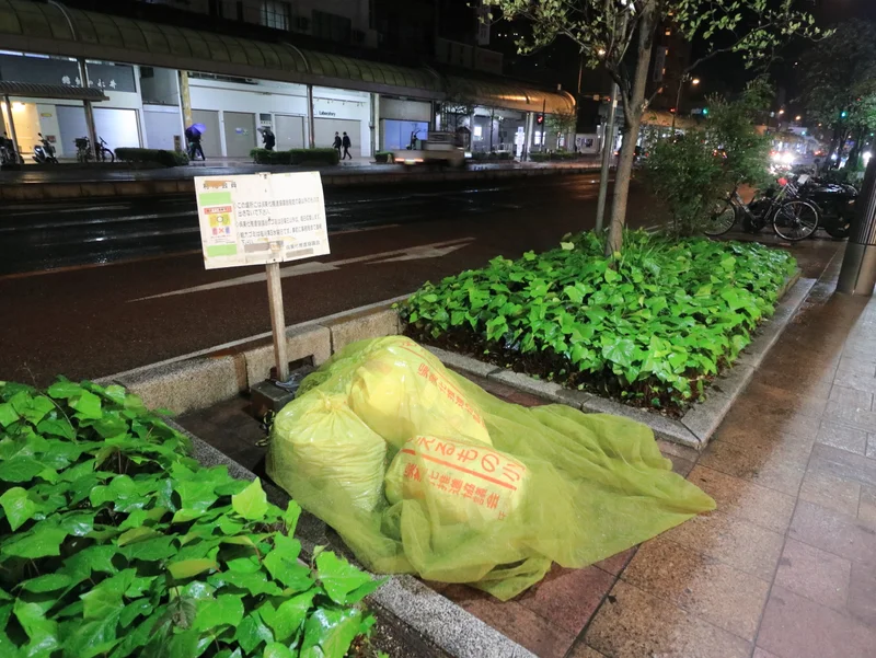 近隣ゴミ捨て場（ゴミは黄色の業者指定）