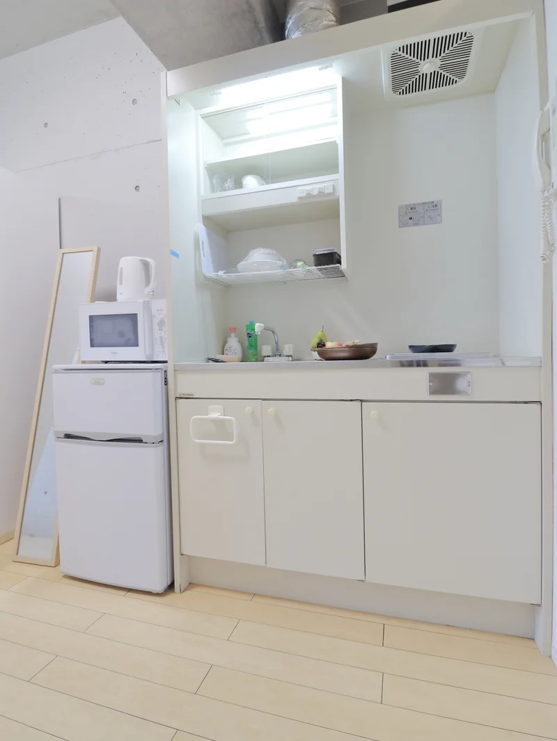 システムIHコンロのキッチン　調理器具や食器類などもそろっていてすべて標準品です。　電子レンジや冷蔵庫もあって一人暮らしに必要な家具家電充実！