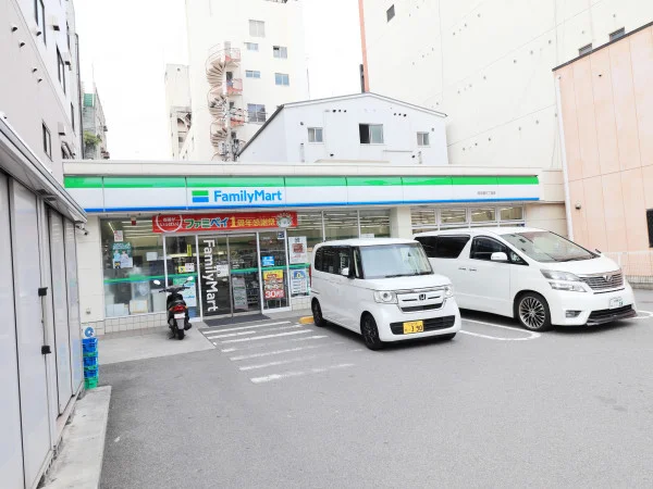 ファミリーマート　呉中通3丁目店まで徒歩３分