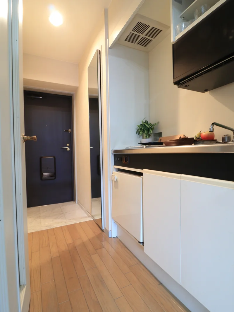 玄関　広々としたスペース！　キッチンスペースも自炊するのに十分な広さ♪