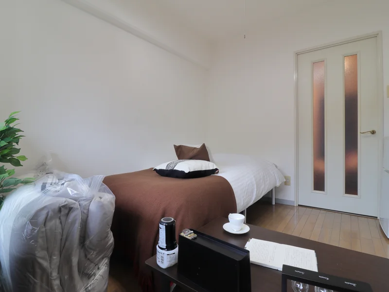 白い壁と茶色の床がお洒落な室内です！　リネン類の取り揃えも豊富にございます。