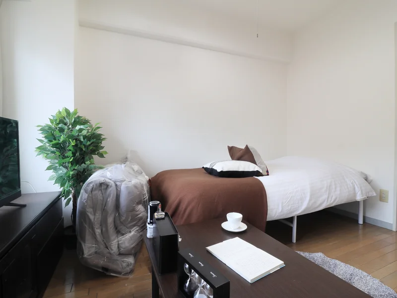 ローテーブル付きでお仕事や勉強にもご活用いただけます！　テレビもありお仕事終わりや休日の余暇も充実♪