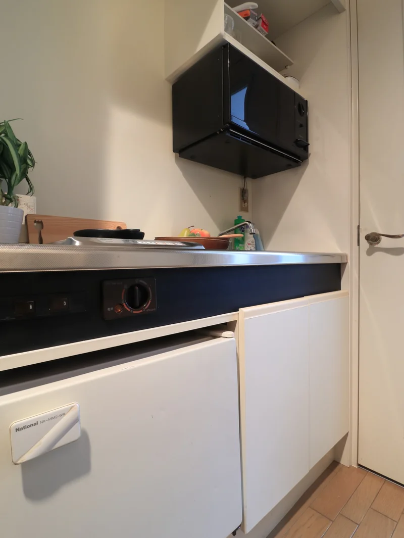 1口IHコンロのシステムキッチンです。食器類や調理器具などそろっていて食材を用意したら即日自炊可能！　長期の滞在にも便利です。