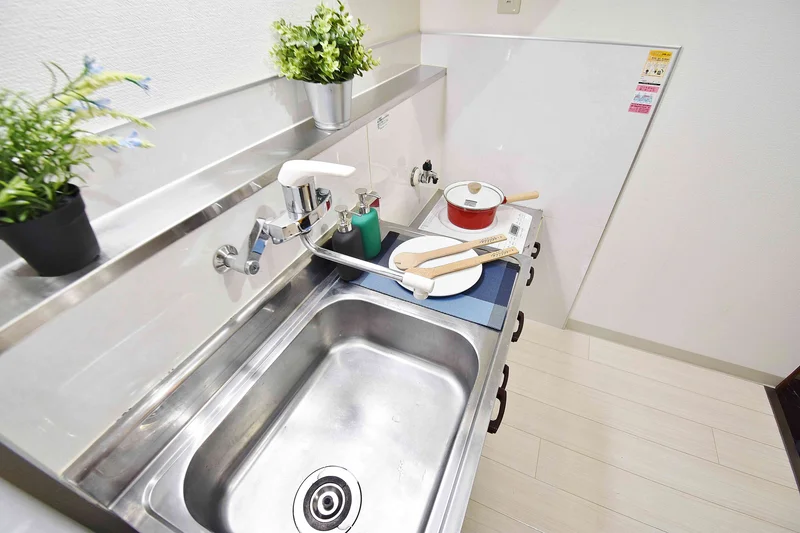 自炊派に嬉しいコンロ完備のキッチン。病院近くという立地から、療養中の方や多忙な医療従事者が、栄養バランスを考えた食事をご自身で手軽に用意できる環境が整っています。
