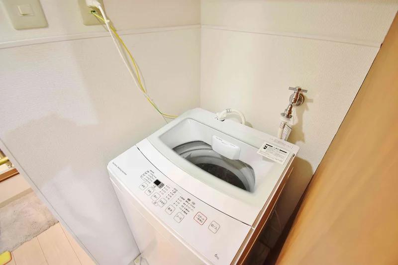 室内にスマートに収まる設計で、夜間の洗濯も気兼ねなく行える配置。忙しいビジネスマンや、不規則な時間帯になりがちな医療関係者にも最適な家事環境です。