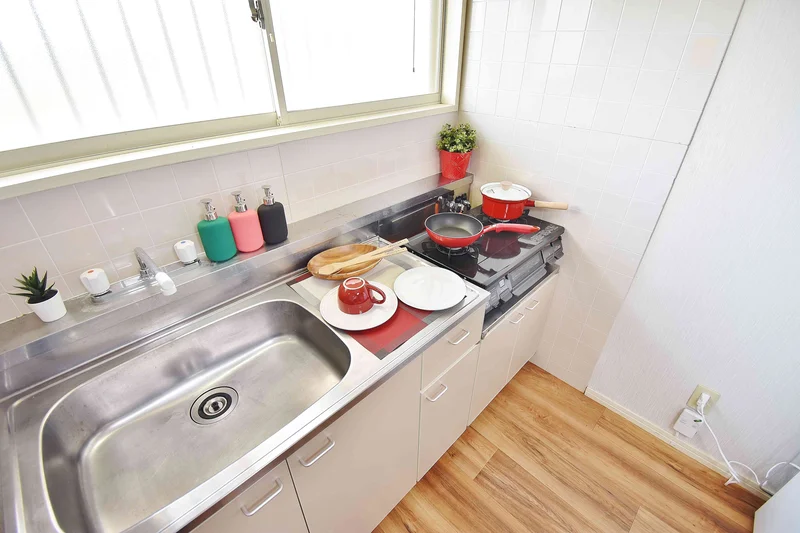 【キッチン画像】調理器具から洗剤まで完備。ホテルと違って調理できて、自宅の様に暮らせるのがマンスリーマンションの強みですね。