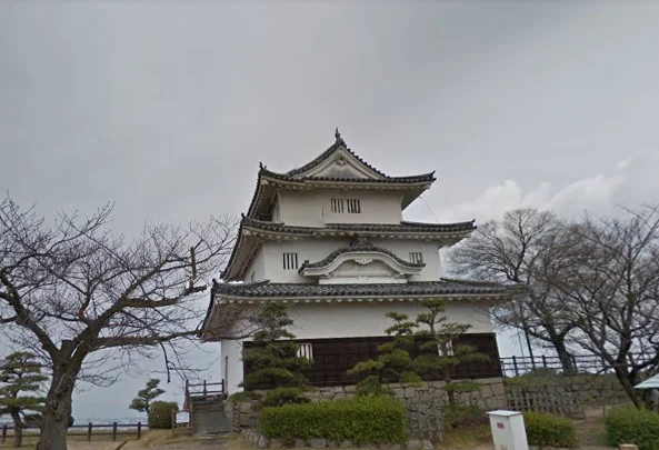 丸亀城まで車で10分、4.3km｡