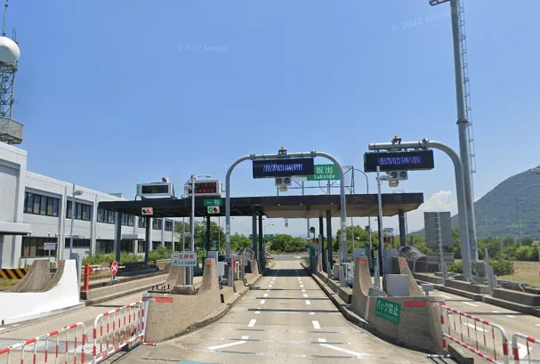 坂出料金所まで車で8分、5.1km｡