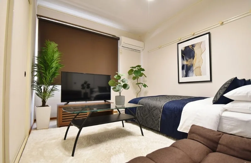 【室内画像】おしゃれな雰囲気の人気香川マンスリーマンション。お得な長期割引キャンペーンも実施中♪※植木と額とクッションなどの装飾は写真用です。