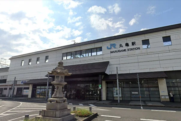 丸亀駅まで車で13分、5.1km｡