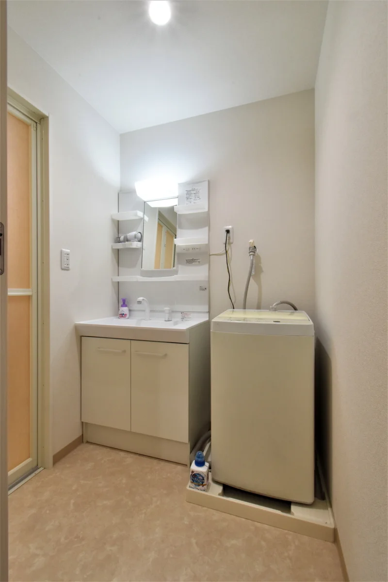 独立洗面台・洗濯機置き場あり！　朝支度やお風呂上りに便利な設備です。　衣類やリネン類なども洗濯していただけるので毎日清潔に！