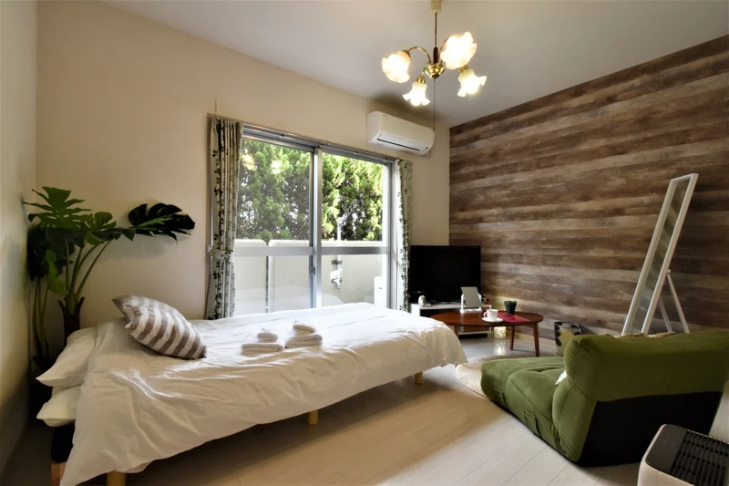 インタｰホン　お湯調整あり！　デザインクロスがアクセントとなった　ナチュラルな雰囲気のインテリアが魅力の室内！