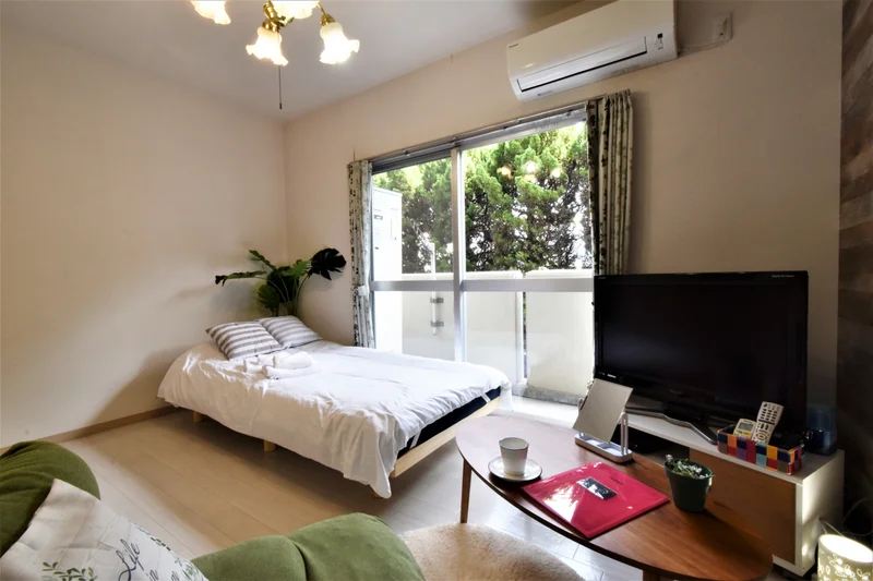 ローテーブル付きで　お仕事や作業などでもお使いいただけるので便利です。　開口部大きく　日当たりも良好なお部屋！