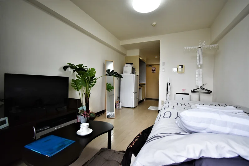 白を基調とした清潔感のあるお部屋！　リネン類やあると嬉しい備品類の取り揃えも多く　ご満足いただけるお部屋となっております。