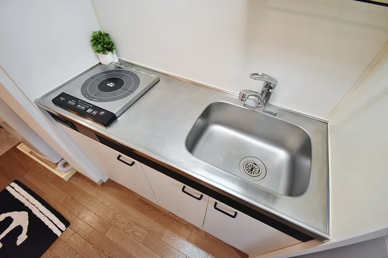【キッチン画像】調理器具から洗剤まで完備。ホテルと違って調理できて、自宅の様に暮らせるのがマンスリーマンションの強みですね。