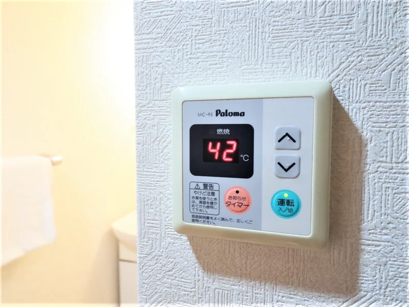 給湯スイッチ　常に適温をキープできる安心設計。冬場のバスタイムも、キッチンでの洗い物も、指先ひとつで快適な温度に。