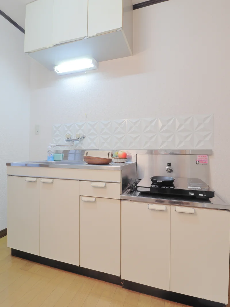2口IHコンロで、掃除がしやすいです。　調理器具や食器類などすべて標準品で即日自炊可能です。