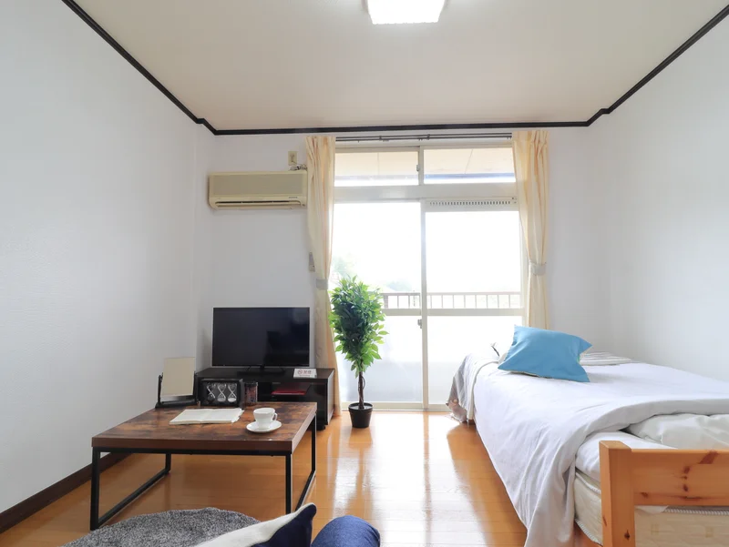 白を基調とした清潔感のあるお部屋です。　家具家電付きのマンスリーマンションでホテルより割安！