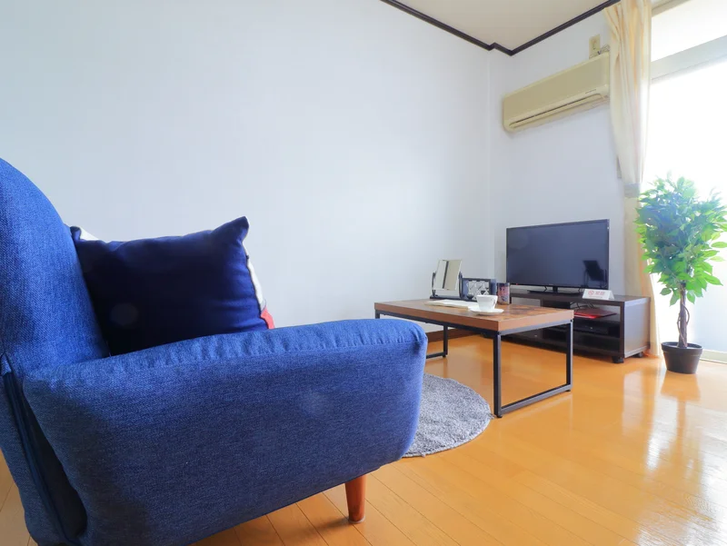 ソファ付き１Kタイプのお部屋です。　エアコンもあり一年を通して快適な室温でお過ごしいただけます。