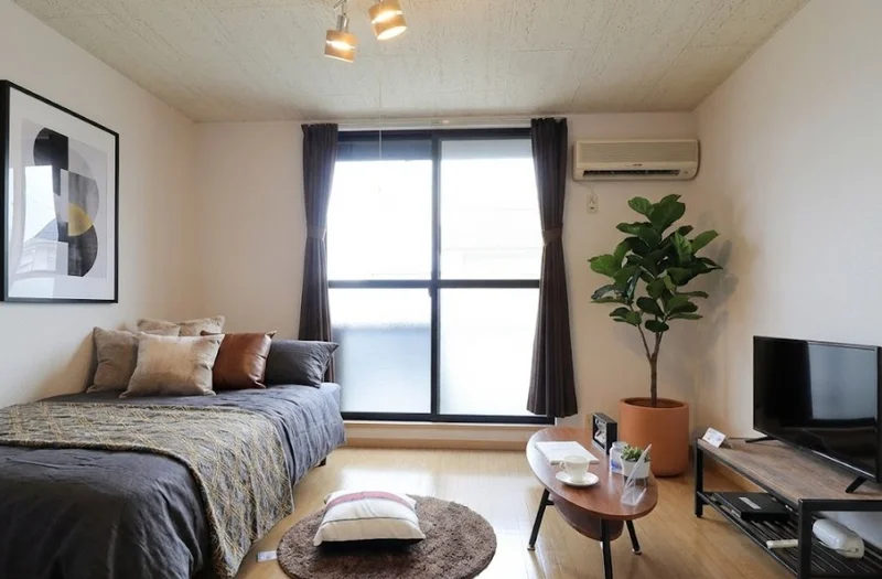 家具家電付きで入居されたその日から自宅のようにくつろいでいただける空間となっております！　ビジネスホテルより割安で経費削減も可能なマンスリーマンション！※植木と額とクッションなどの装飾は写真用です。