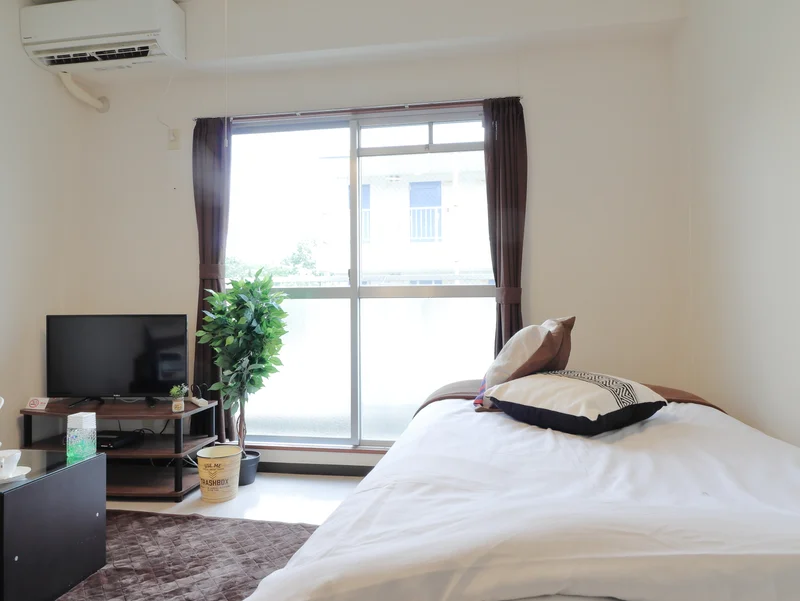 白を基調とした清潔感のあるお部屋です。　家具家電付きのマンスリーマンションでホテルより割安！