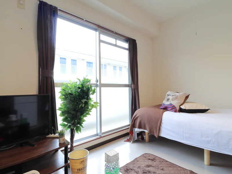 一人暮らしでも、二人入居にも対応しております。　窓が大きく外光を取り入れやすい！