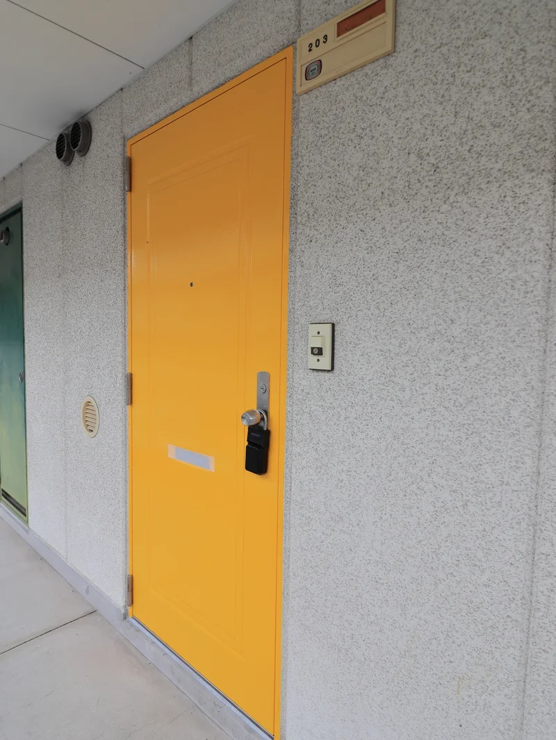 玄関ドア（黄色が目印です