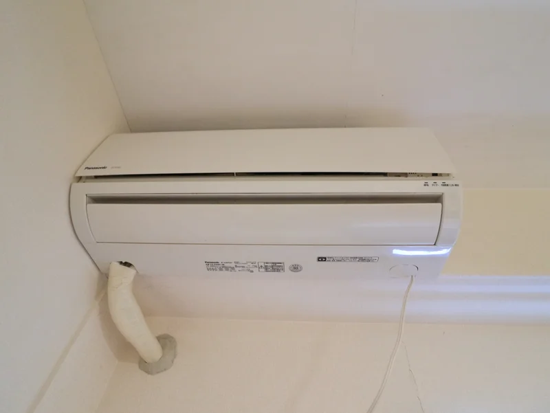 洋室上部にあるエアコンです。　一年を通して快適な室温でお過ごしいただけます。