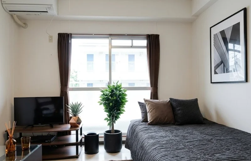 白を基調とした清潔感のあるお部屋です。　家具家電付きのマンスリーマンションでホテルより割安！※植木と額とクッションなどの装飾は写真用です。