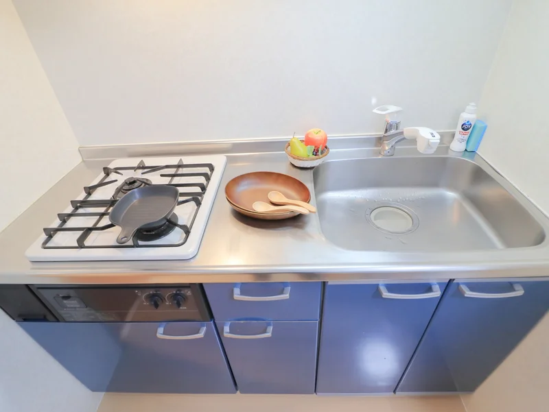 2口あるため、調理しやすいキッチンです。　調理器具や食器類などもあり　即日自炊が可能なラインナップです。