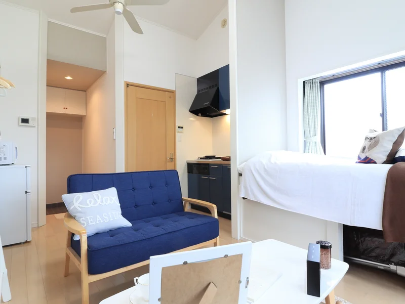 出窓があるので、明るい室内です。　家具家電だけでなくあると嬉しい備品類も標準品となっております。