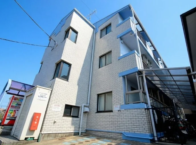 3階建ての物件です　駐車場（軽専用）有で賀茂鶴製造や豊国自動車㈱も近くにあります！