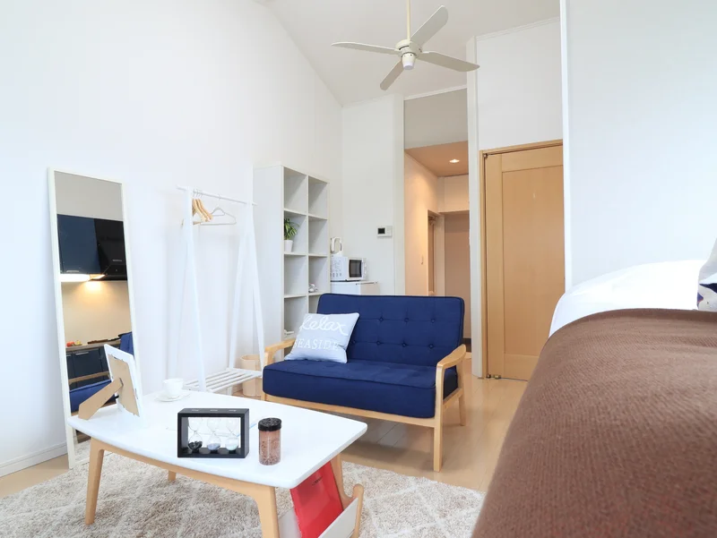 ソファ付きの１Rタイプのお部屋です。　広々とした洋室で明るい色味が魅力的なインテリア！　おしゃれで機能的な家具家電付き物件！