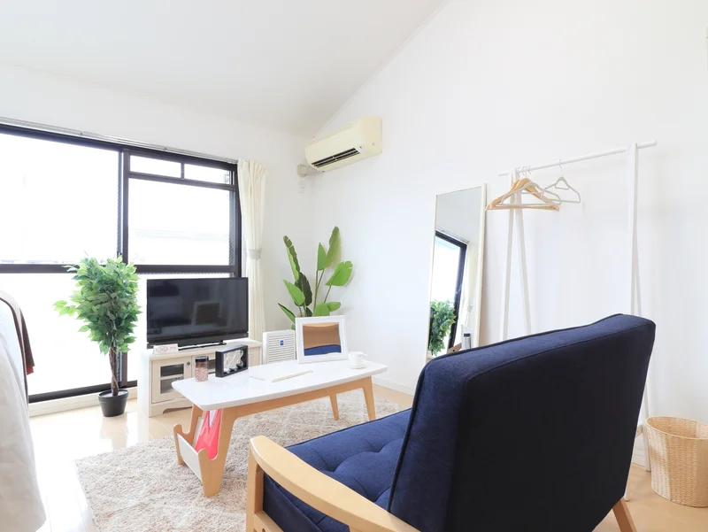 お洒落な洋室です　ハンガーラックや棚もあり収納にも最適！