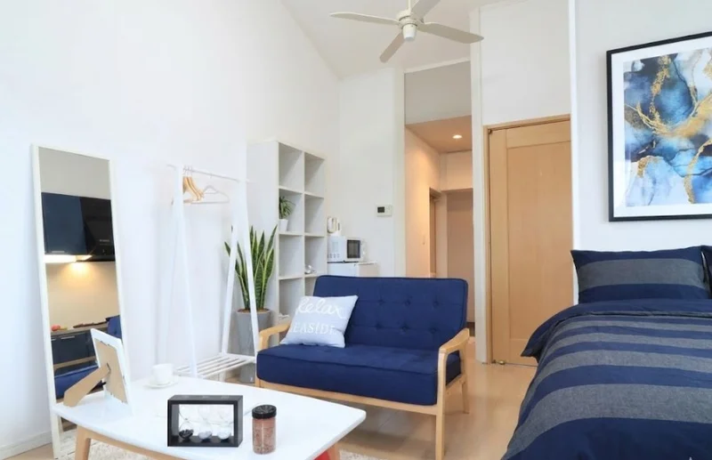 ソファ付きの１Rタイプのお部屋です。　広々とした洋室で明るい色味が魅力的なインテリア！　おしゃれで機能的な家具家電付き物件！※植木と額とクッションなどの装飾は写真用です。