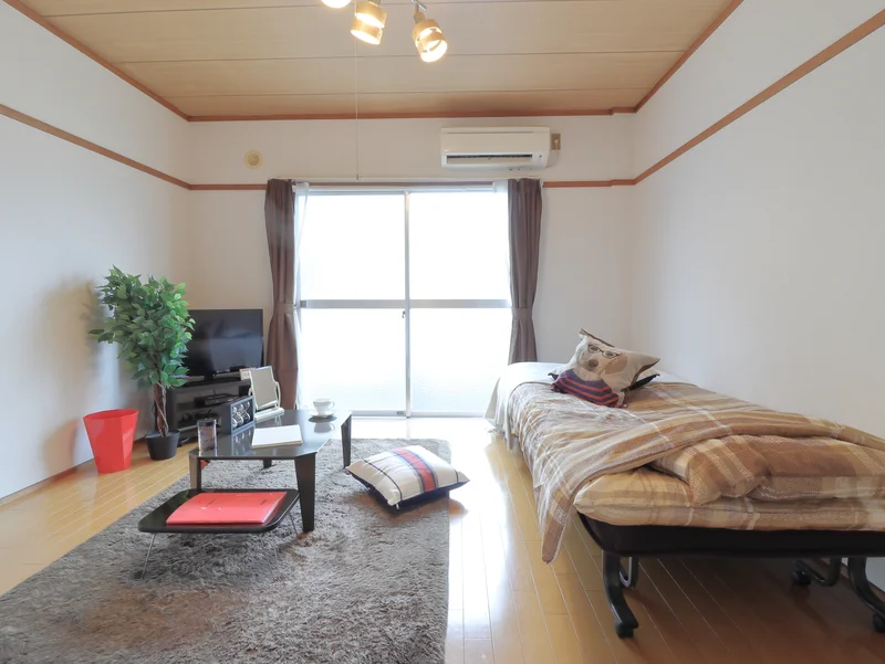 広めの洋室のため　二人入居でも快適です。ティッシュやリセッシュ、使い捨てスリッパなどの備品も充実しております！