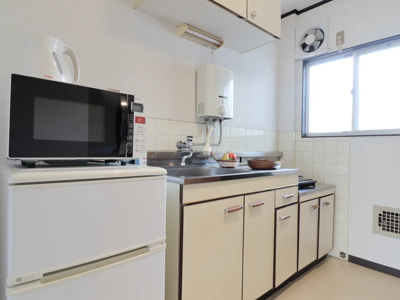 IHコンロのため、掃除がしやすいです。調理器具や食器、洗剤やスポンジなどもそろっていますので、入居後即自炊可能となっております！