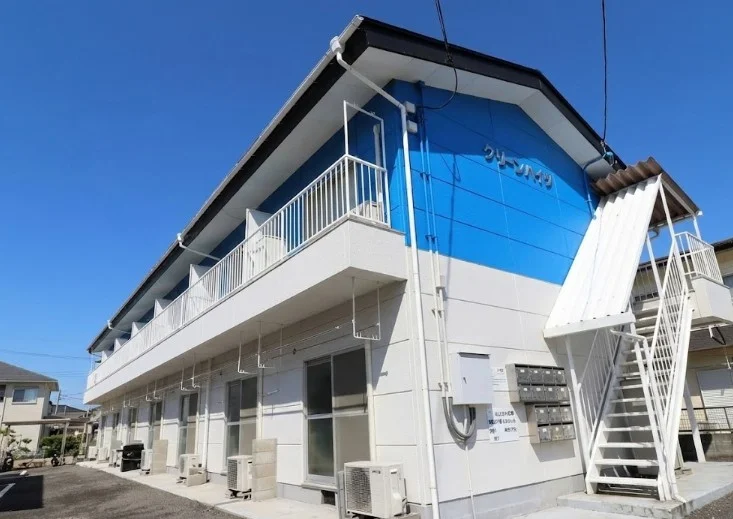 2階建物件です。　西条駅にもアクセスが良く、駐車場もありの物件となっております。