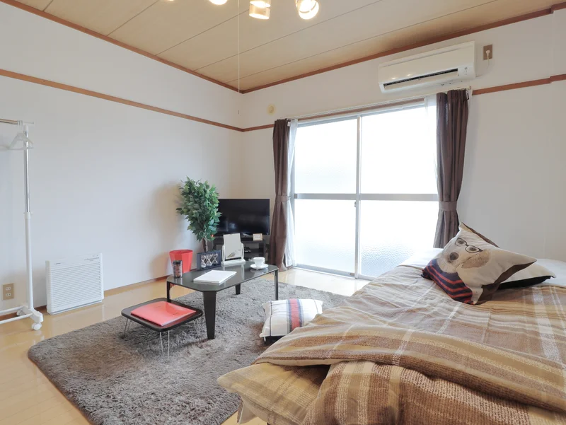 外光を取り込みやすい　大きな窓のある明るい室内です。エアコン付きで　一年を通して快適にお過ごしいただけます！