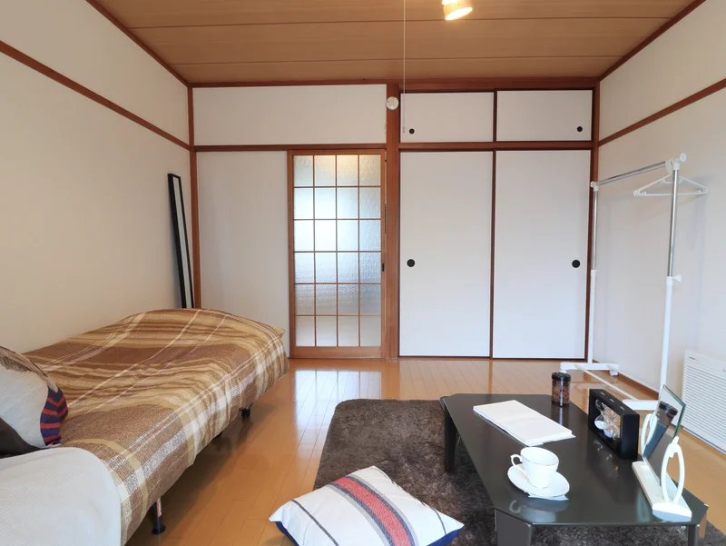 広めの１Kタイプのお部屋です。　室内干し竿もありますので是非ご利用ください♪