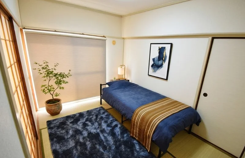 弊社の香川県観音寺市ウィークリー、香川県観音寺市マンスリーマンションでは、ご利用当日からご不便なくお過ごしいただけますよう、家具家電の他、多種類の備品を完備★※植木と額とクッションなどの装飾は写真用です。