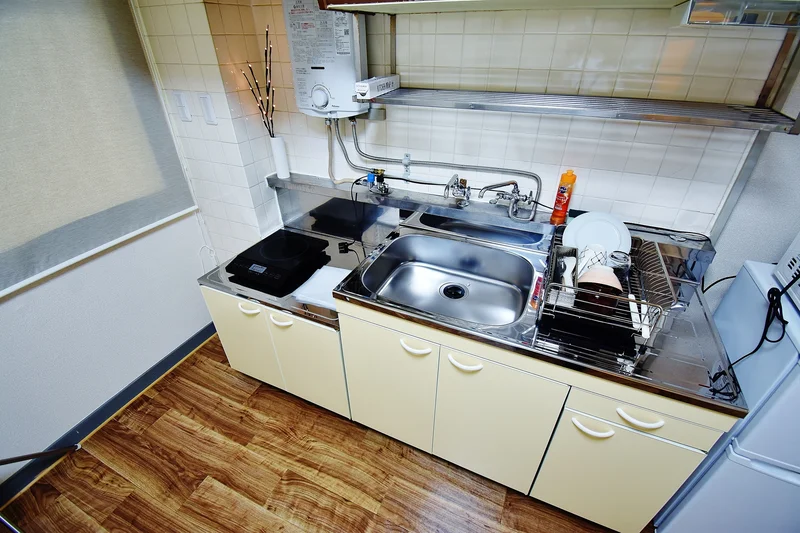 キッチンには冷蔵庫、ケトル、炊飯器、調理器具を完備。ホテルと違い自炊できるのでで長期ご利用のお客様でも安心ですね！香川県観音寺市ウィークリーマンションの強みです♪